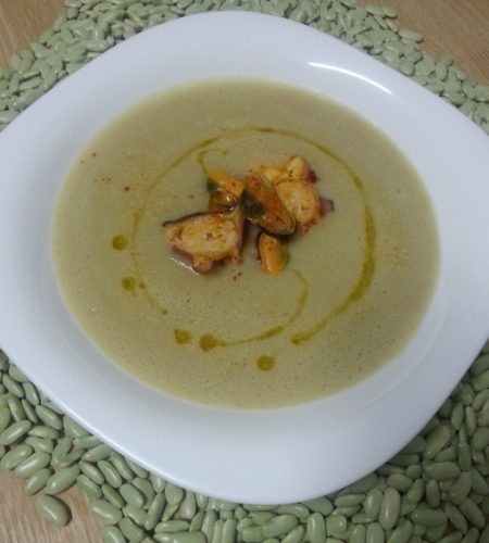 El objetivo final es que usted disfrute con platos tan sanos y apetitosos como este puré de marisco con alubias verdinas.